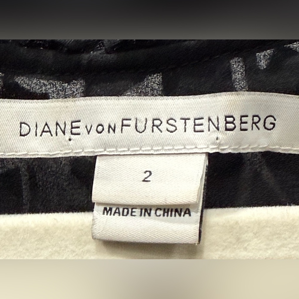 Diane von Furstenberg Women’s Size 2 Silk Blend Burnout Velvet Blouse EUC - Picture 2 of 4
